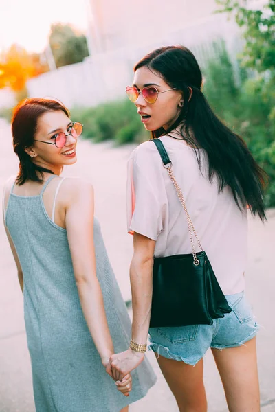 Duas jovens mulheres em uma caminhada — Fotografia de Stock