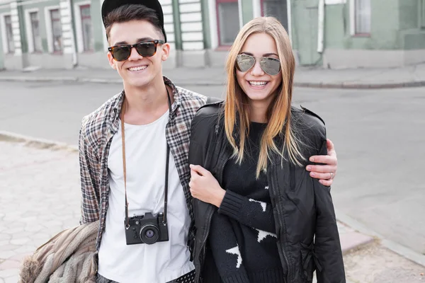 Jovem casal em uma caminhada — Fotografia de Stock