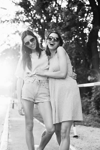 Dos mujeres jóvenes en un paseo — Foto de Stock