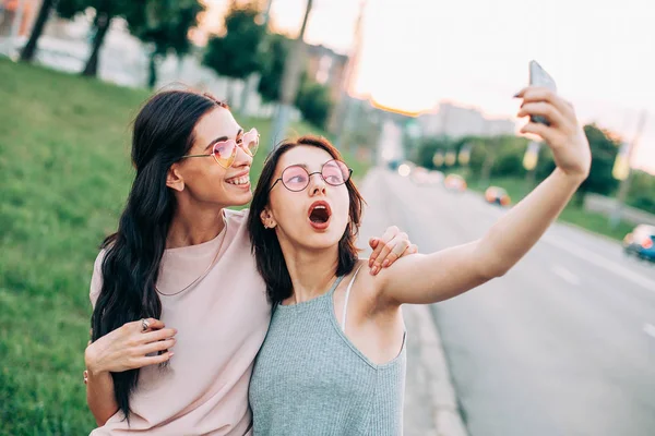 Chicas tomando selfie —  Fotos de Stock