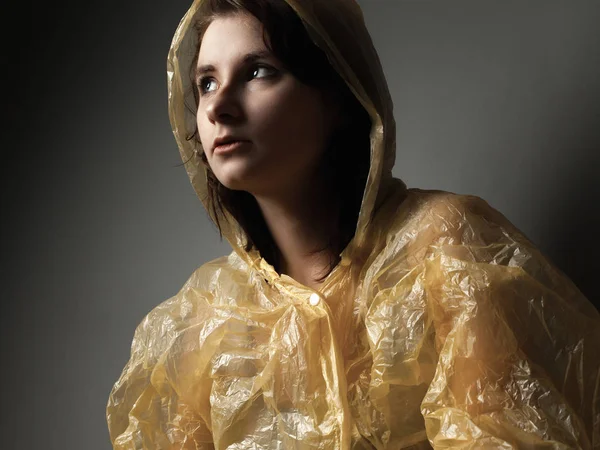 Jovem mulher de capa de chuva — Fotografia de Stock