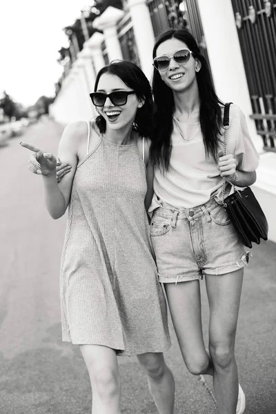两个年轻妇女散步 — 图库照片