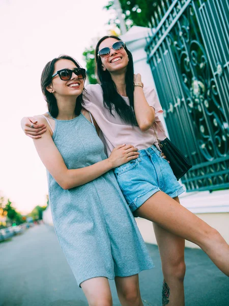 Zwei junge Frauen auf einem Spaziergang — Stockfoto