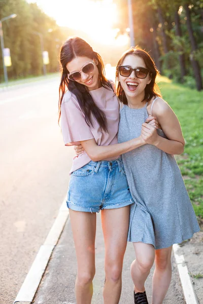 Duas jovens mulheres em uma caminhada — Fotografia de Stock