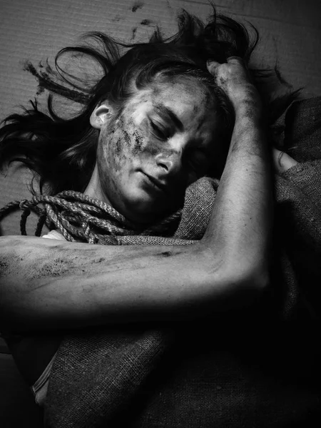 Jovem mulher manchada fuligem com corda — Fotografia de Stock