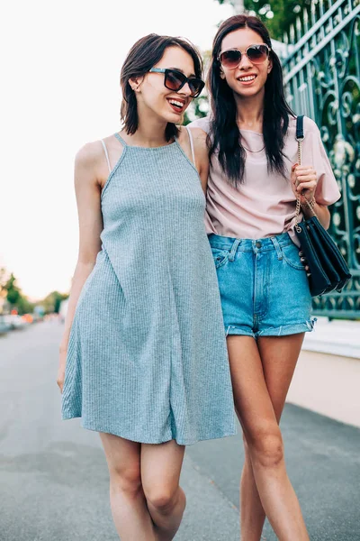 Két fiatal nő egy séta — Stock Fotó