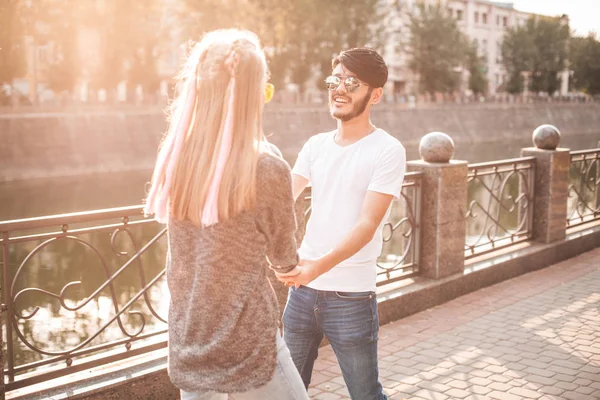 Casal elegante na rua — Fotografia de Stock