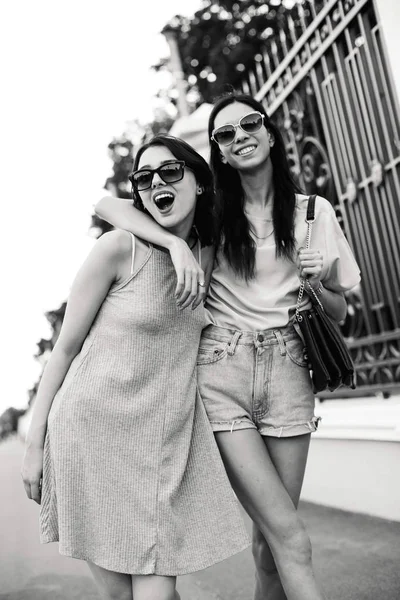 Duas jovens mulheres em uma caminhada — Fotografia de Stock