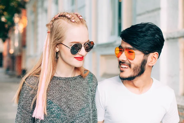 Casal elegante na rua — Fotografia de Stock