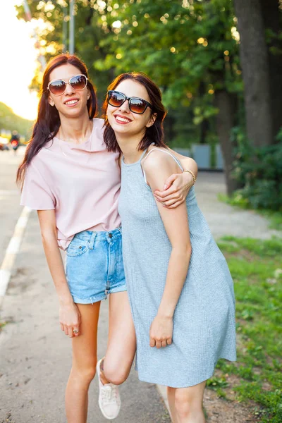 Två unga kvinnor på en promenad — Stockfoto
