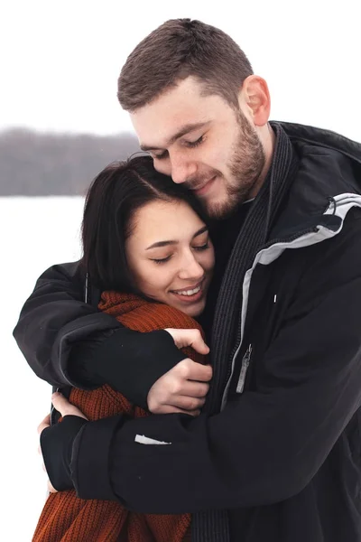 Mladý muž objímala jeho žena — Stock fotografie