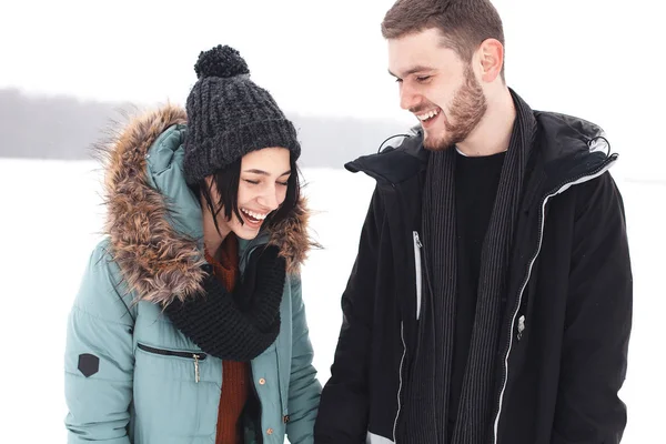 Homem e mulher rindo juntos — Fotografia de Stock