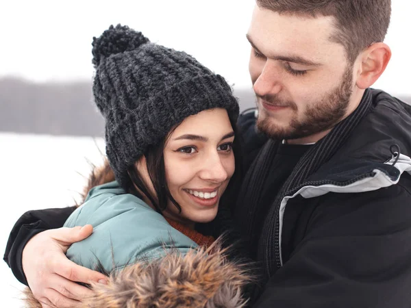 Jovem casal sorrindo — Fotografia de Stock