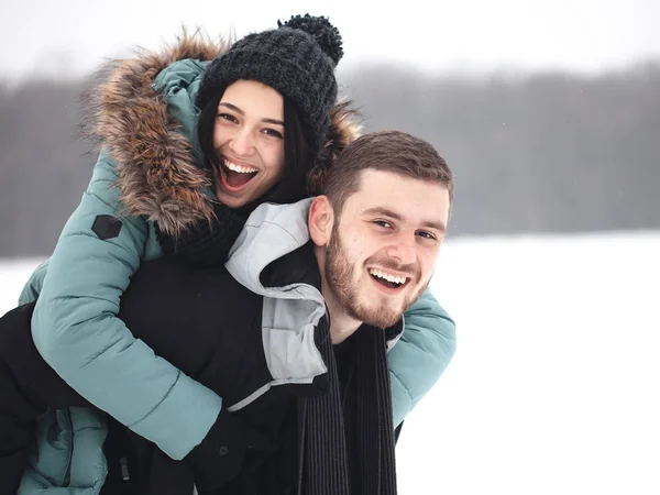 Couple s'amuser sur le terrain d'hiver . — Photo