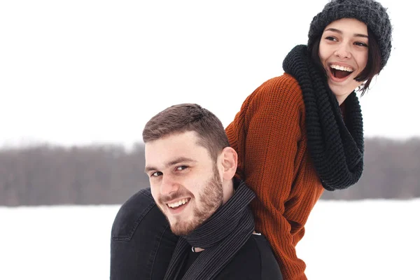 Hombre y mujer divirtiéndose al aire libre — Foto de Stock