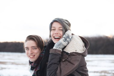 Eğleniyor kız erkeğini üzerinde sürme