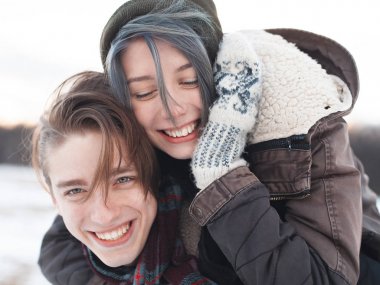 Eğleniyor kız erkeğini üzerinde sürme