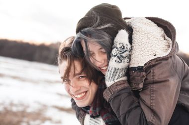 Eğleniyor kız erkeğini üzerinde sürme