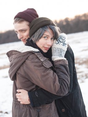 Genç çift sarılıyor. 