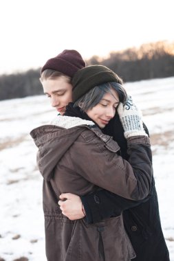 Genç çift sarılıyor. 