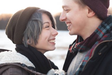 erkek ve kadın birlikte ayakta 