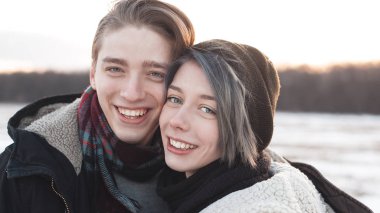 Genç adam ve kadın sarılma