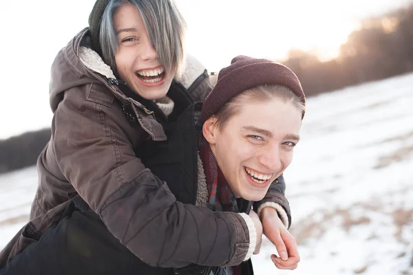 Sorrindo jovem casal — Fotografia de Stock
