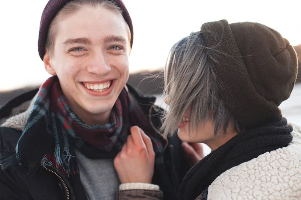 Sonriente joven pareja — Foto de Stock