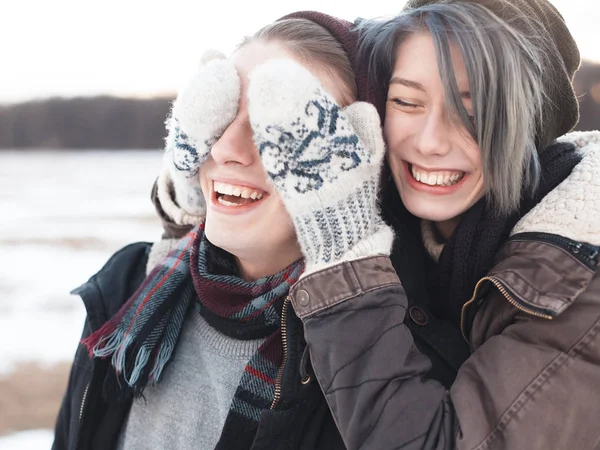 Chica cerrando los ojos de su hombre — Foto de Stock