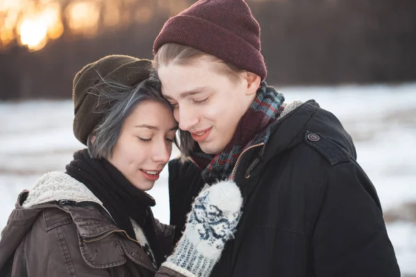 Jovem casal abraço — Fotografia de Stock