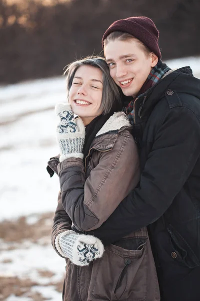 Mann umarmt seine Freundin — Stockfoto