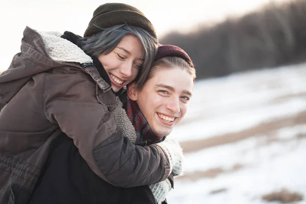 Sorrindo jovem casal — Fotografia de Stock