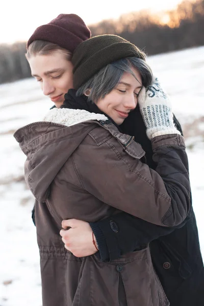 Молодая пара обнимается — стоковое фото