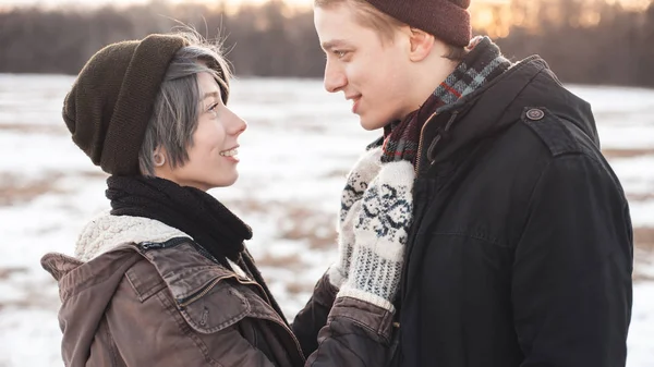 Mädchen und junger Mann verliebt — Stockfoto