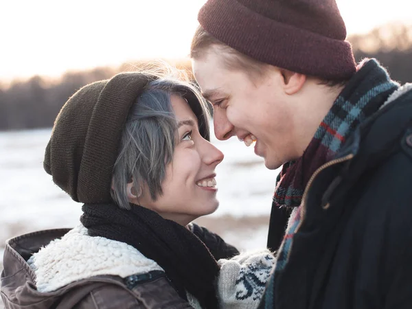 Hombre y mujer de pie juntos — Foto de Stock