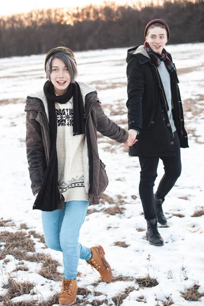 Casal andando no campo de inverno — Fotografia de Stock
