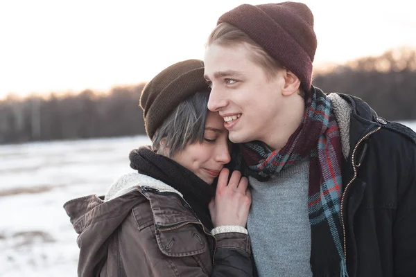 Casal apaixonado no campo de inverno — Fotografia de Stock