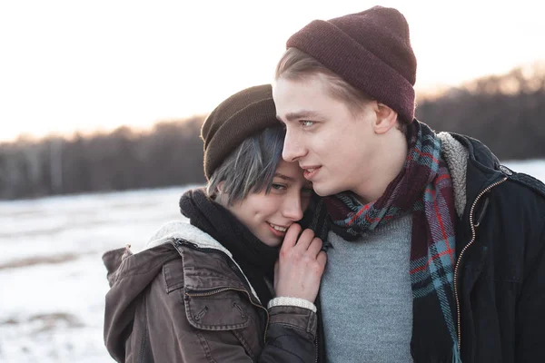 Casal apaixonado no campo de inverno — Fotografia de Stock