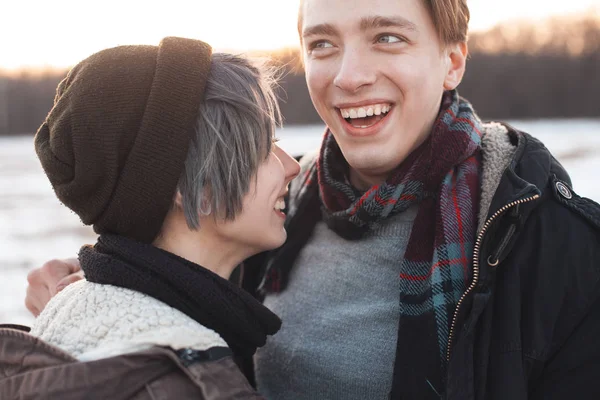 Pareja divirtiéndose y riendo — Foto de Stock