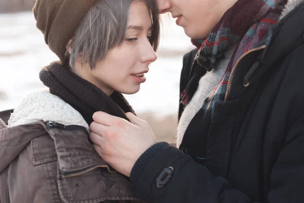 Jeune couple debout ensemble — Photo