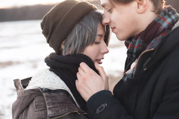 Jeune couple debout ensemble — Photo