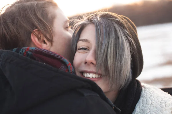 Jovem homem e mulher abraçando — Fotografia de Stock