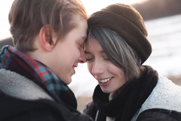 Feliz jovem casal — Fotografia de Stock