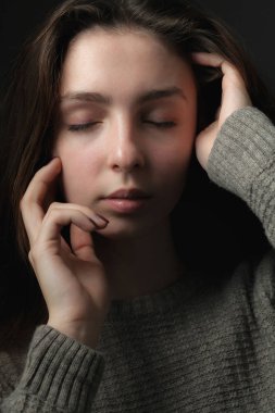 Yüz dokunmadan eller genç kadın portresi 