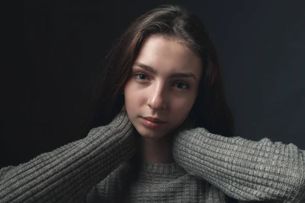 Porträt Einer Jungen Frau Auf Dunklem Hintergrund — Stockfoto