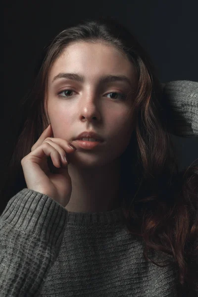 Porträtt Ung Kvinna Med Hand Röra Ansiktet — Stockfoto