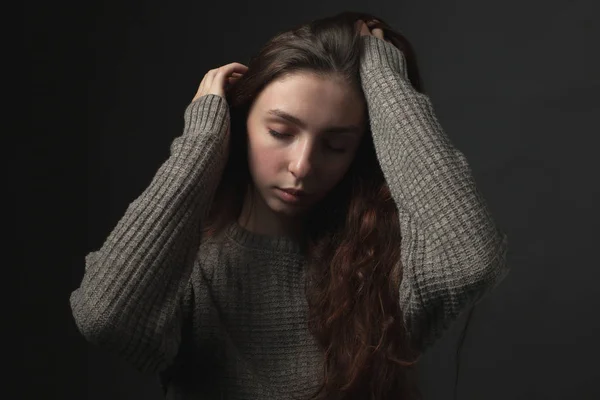 Portrait Jeune Femme Avec Les Mains Sur Tête Sur Fond — Photo