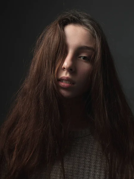 Портрет Молодой Женщины Сером Фоне — стоковое фото
