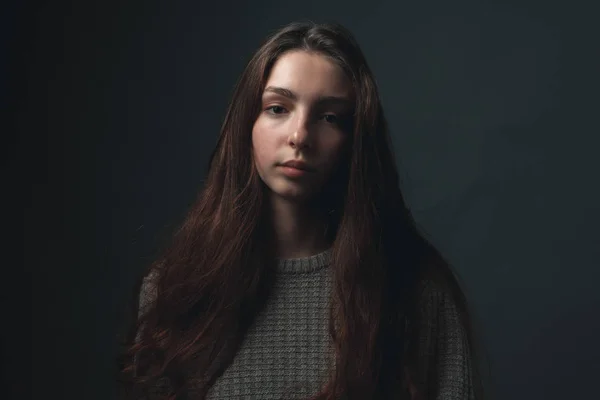 Retrato Mujer Joven Sobre Fondo Gris —  Fotos de Stock