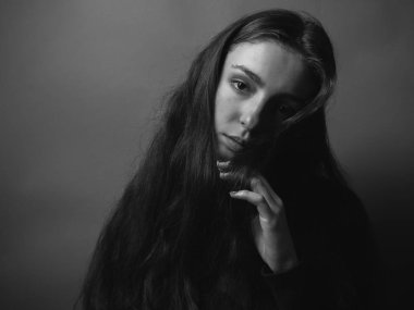 Genç bir kadının siyah beyaz portresi 